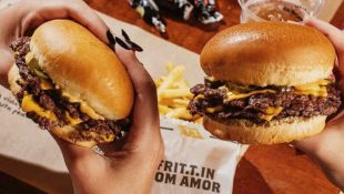 TT Burger oferece sanduíches de graça durante celebração.