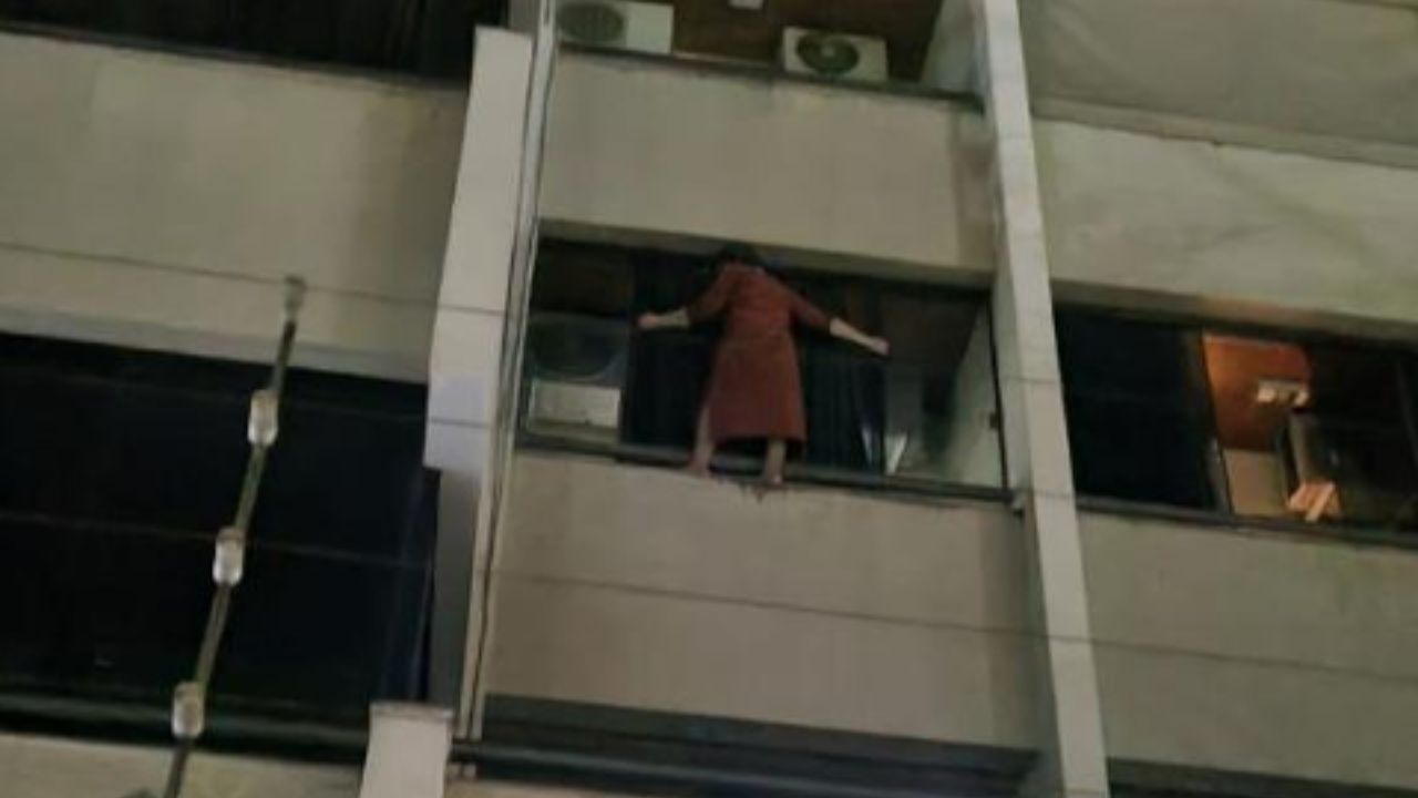 Mulher se segura na parte externa da janela em Goiânia após homem invadir apartamento