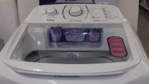 O melhor horário para usar a máquina de lavar e economizar na conta de energia, segundo as concessionárias