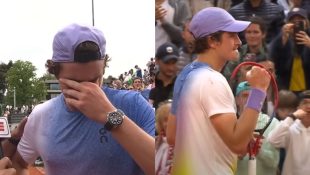 Tenista João Fonseca chorou após avançar à terceira rodada de Roland Garros.