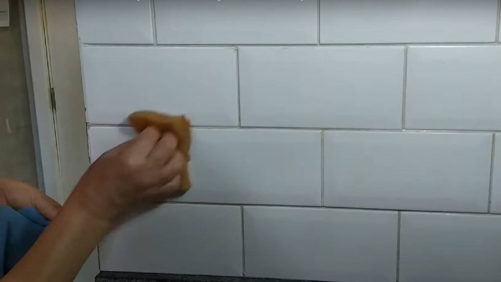 Como limpar azulejos engordurados da cozinha usando produtos que você já tem em casa