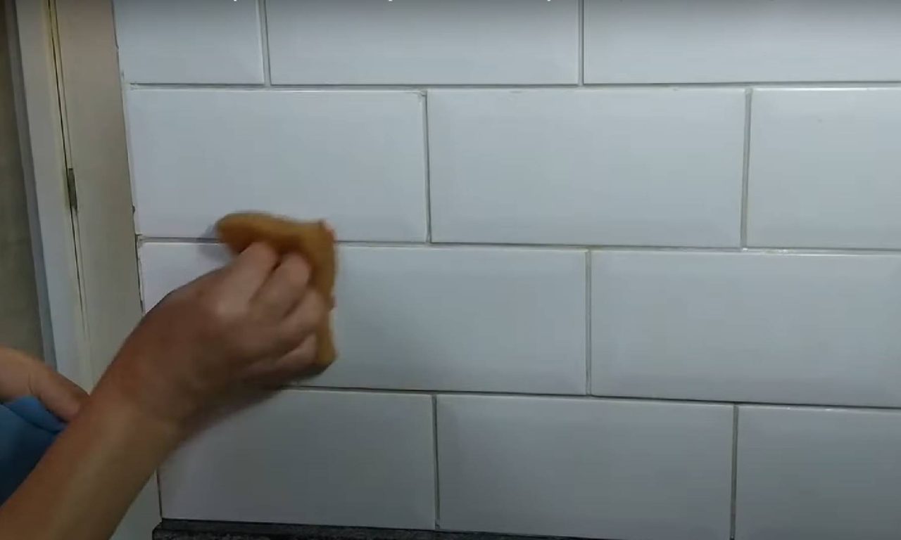 Como limpar azulejos engordurados da cozinha usando produtos que você já tem em casa