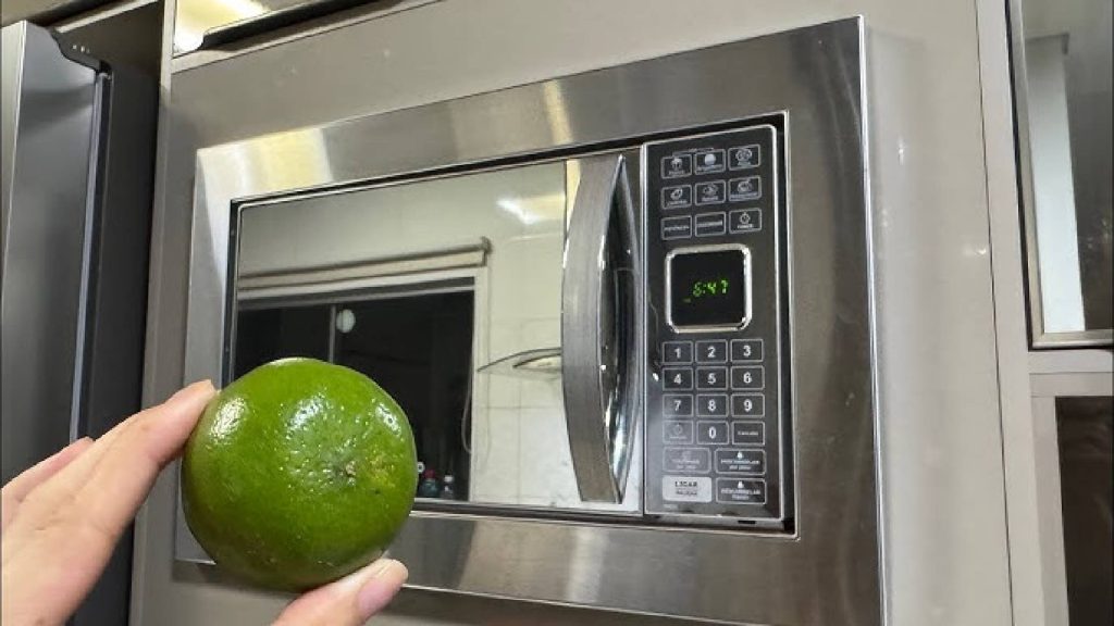 Essa é a maneira correta de limpar o micro-ondas para evitar que ele estrague