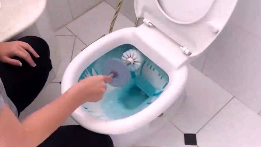 Como limpar o vaso sanitário encardido de forma simples e eficaz