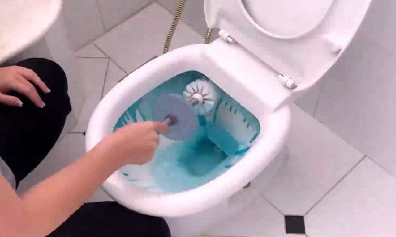 Como limpar o vaso sanitário encardido de forma simples e eficaz
