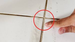 Solução simples e pouco abrasiva para desencardir os rejuntes do banheiro