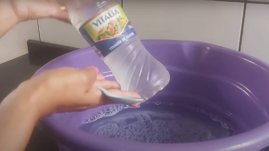 4 truques práticos para se livrar das manchas de mofo nas roupas