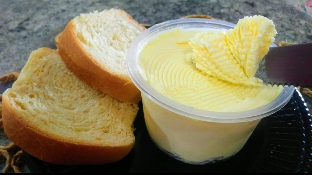 Com apenas 2 ingredientes, você consegue fazer uma deliciosa manteiga caseira