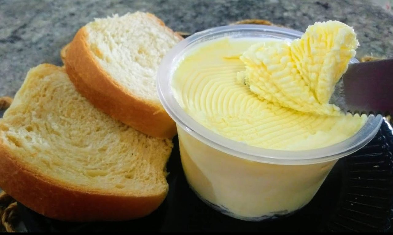 Com apenas 2 ingredientes, você consegue fazer uma deliciosa manteiga caseira