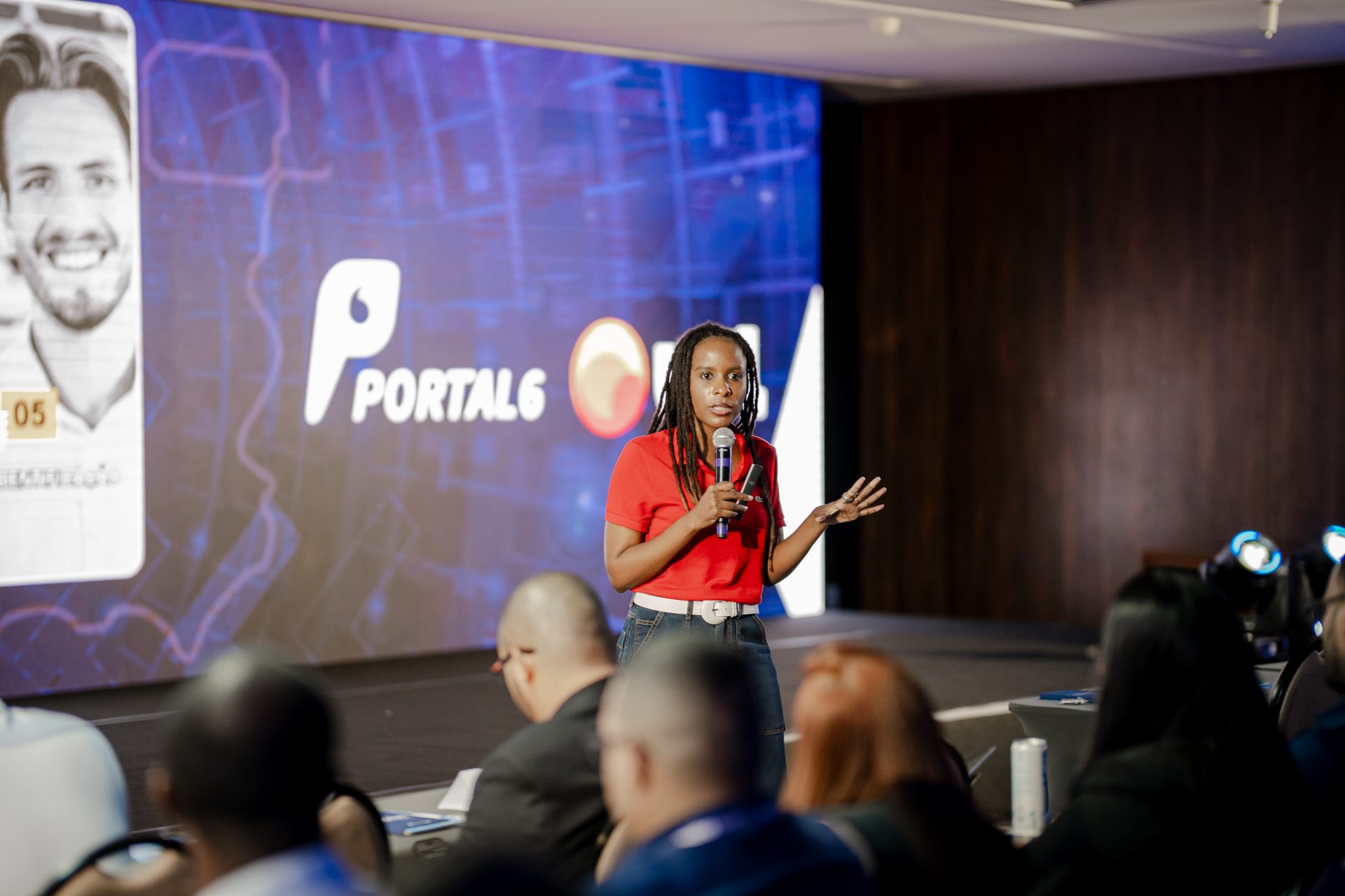 Monique Evelle encerra Empreenda Digital com show de carisma e profissionalismo