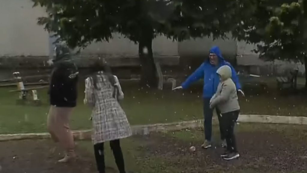 Primeira neve do ano foi registrada no Sul do Brasil.