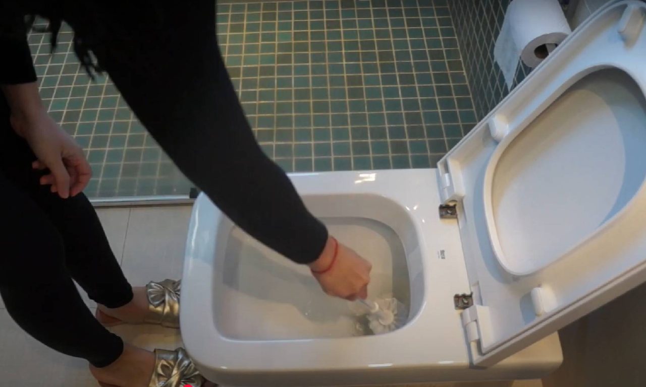 Nem desinfetante, nem água sanitária: veja como deixar o banheiro brilhando