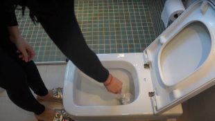 Nem desinfetante, nem água sanitária: veja como deixar o banheiro brilhando