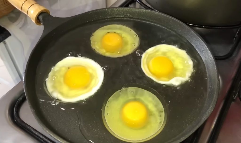 Dica preciosa para o ovo frito não grudar e a gema ficar bem durinha