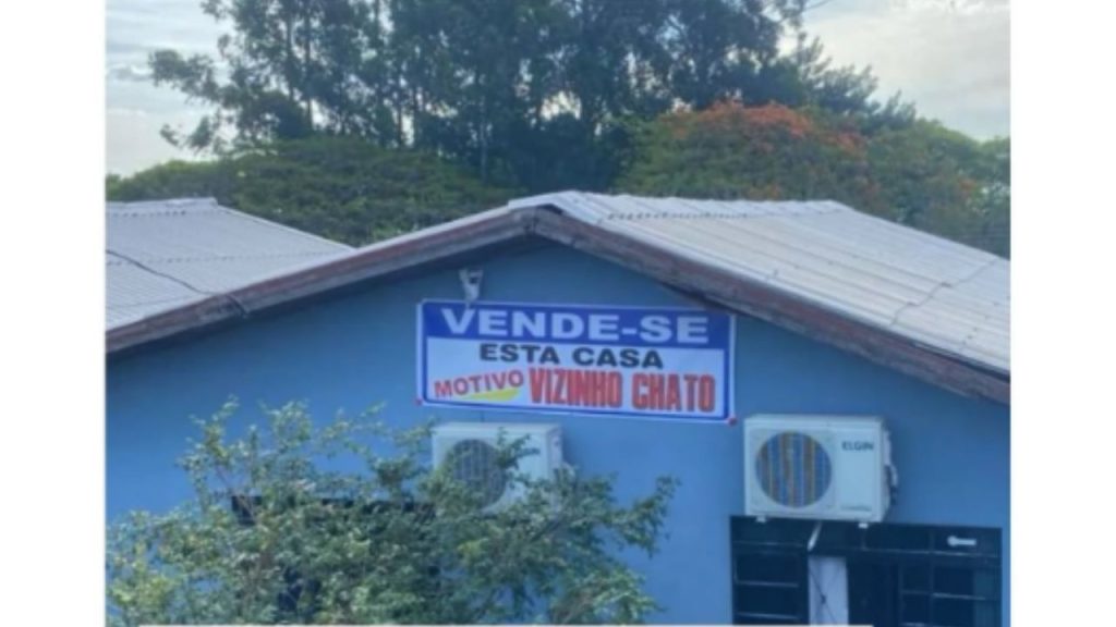 Placa de vende-se chama atenção por motivo inusitado: “já desvaloriza o imóvel”