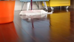 Misturinha simples e potente para limpar o piso: deixa brilhando e perfuma a casa