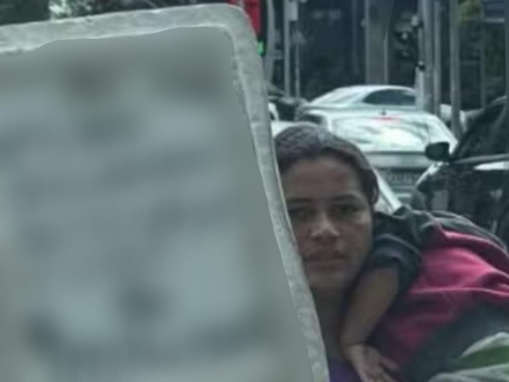 Placa chama atenção de ator da Globo que toma atitude na hora