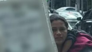 Placa chama atenção de ator da Globo que toma atitude na hora