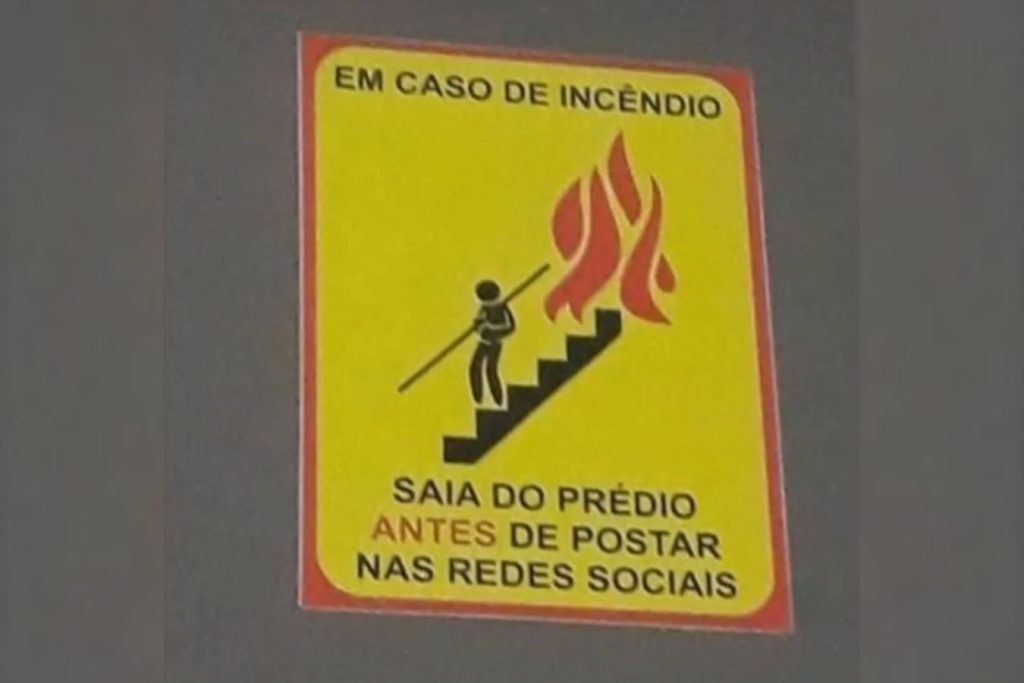 Placa chama atenção com alerta em caso de incêndio