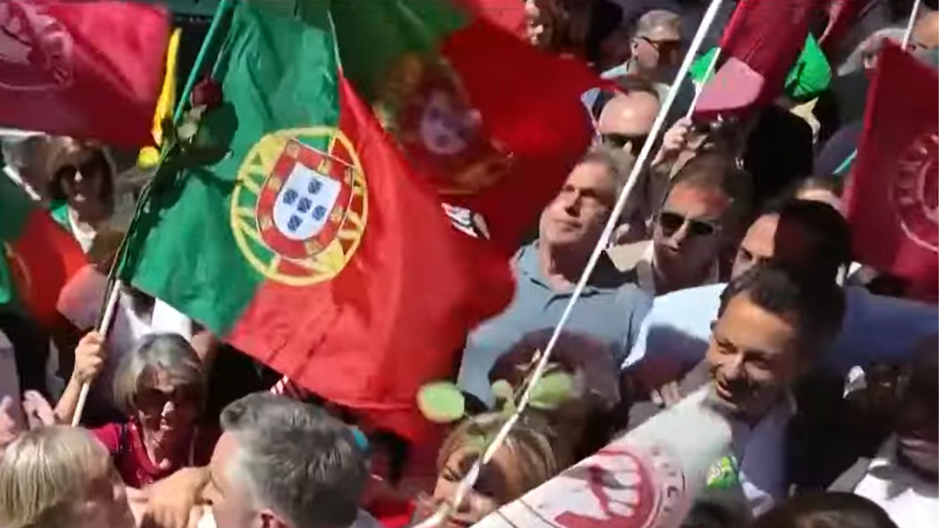 ‘Cansados de eleições’, portugueses vão às urnas sob apelos de voto útil