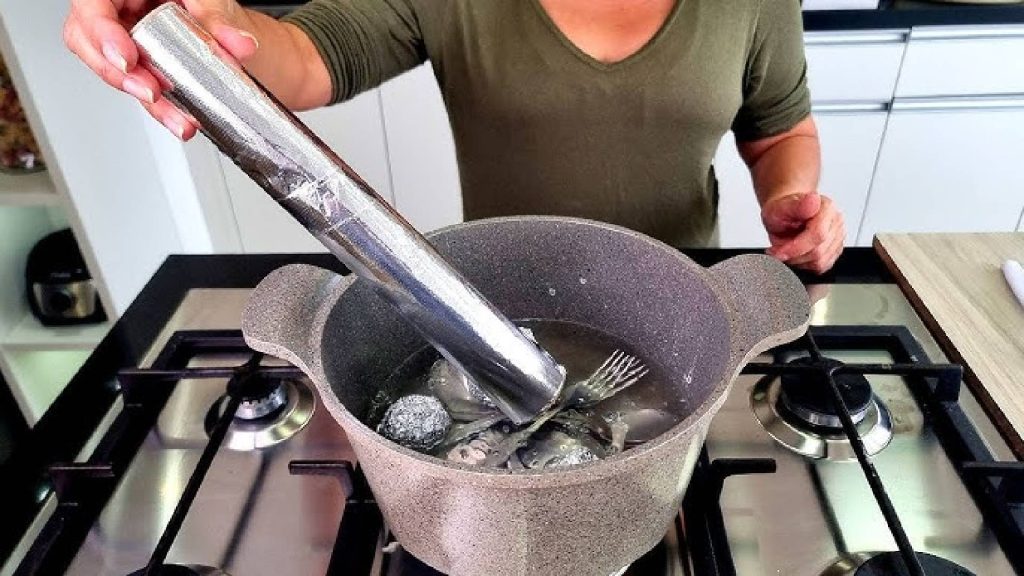 Coloque uma colher no papel alumínio e resolva esse problema comum na cozinha