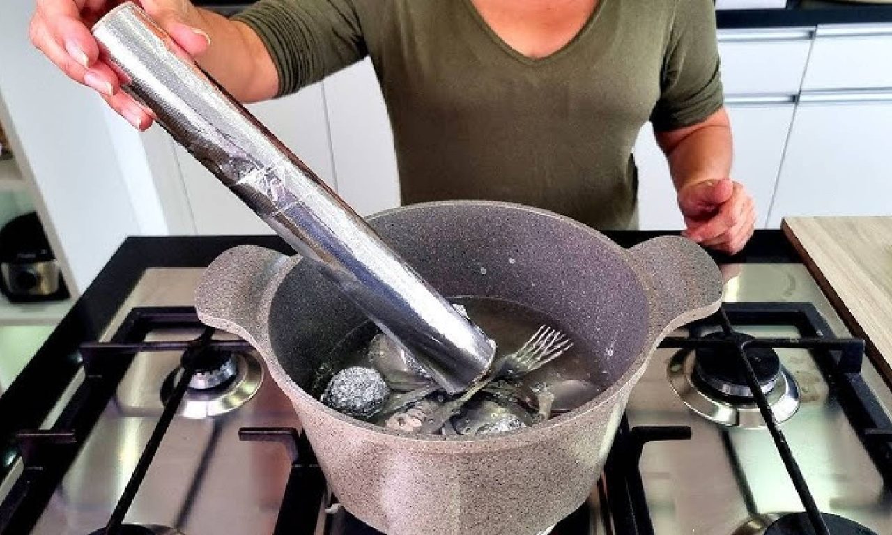 Coloque uma colher no papel alumínio e resolva esse problema comum na cozinha