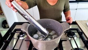 Coloque uma colher no papel alumínio e resolva esse problema comum na cozinha