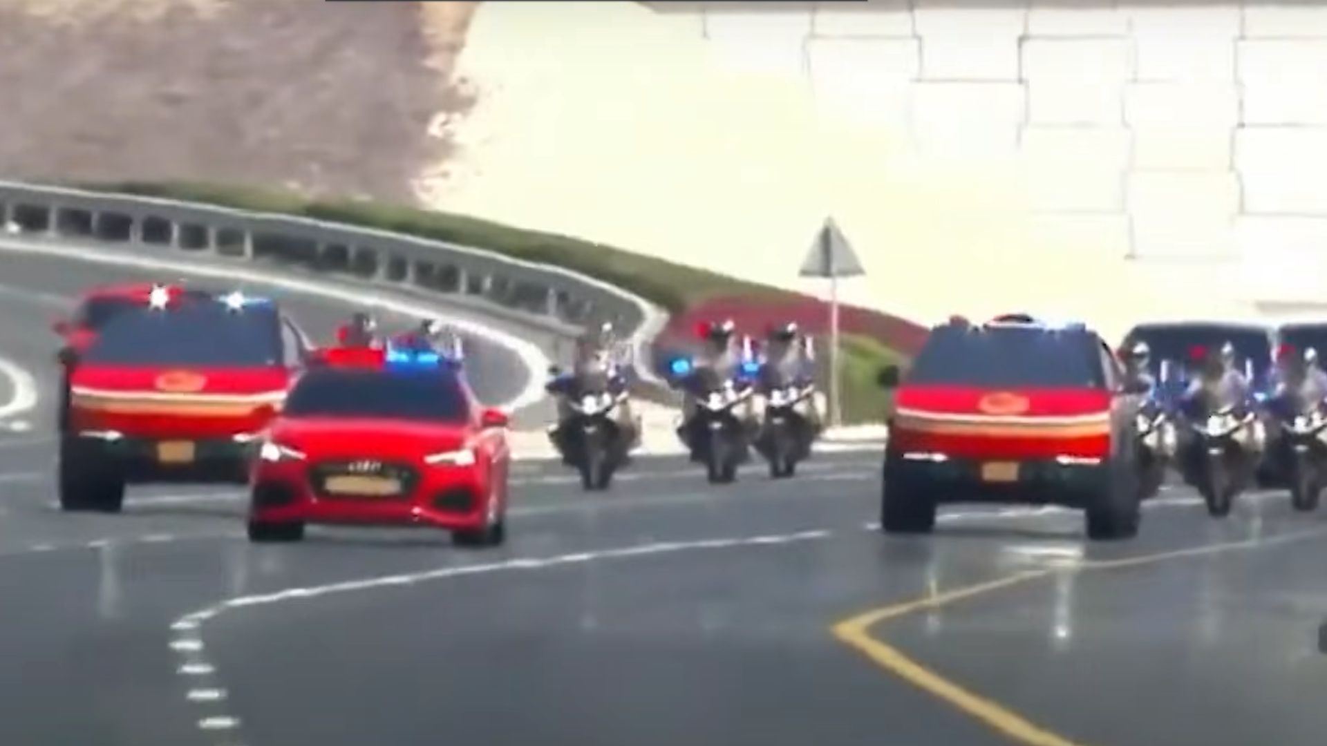 Comitiva de Trump no Qatar desfila em carros da Tesla, e presidente deve ganhar avião