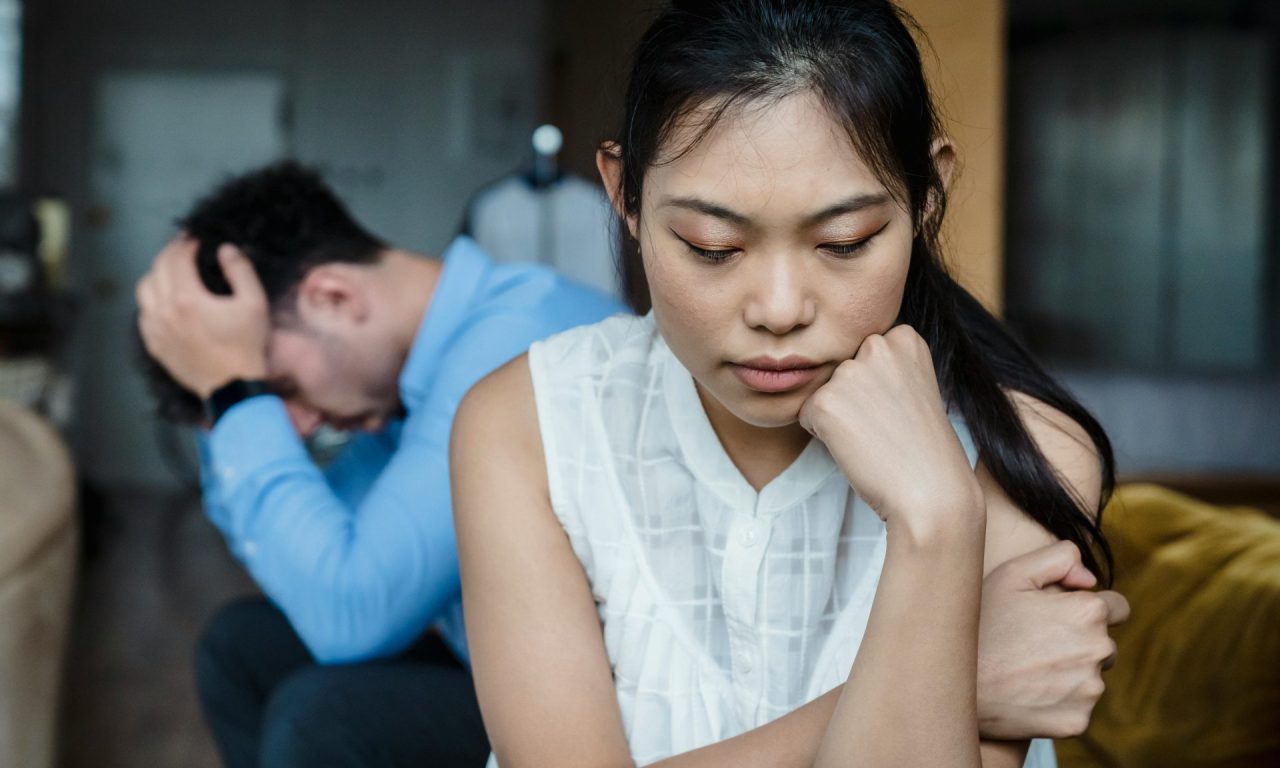 6 sinais de que você está se relacionando com uma pessoa controladora, segundo a psicologia