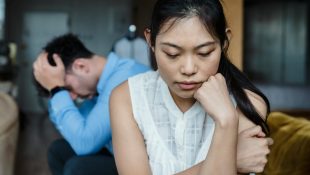 6 sinais de que você está se relacionando com uma pessoa controladora, segundo a psicologia
