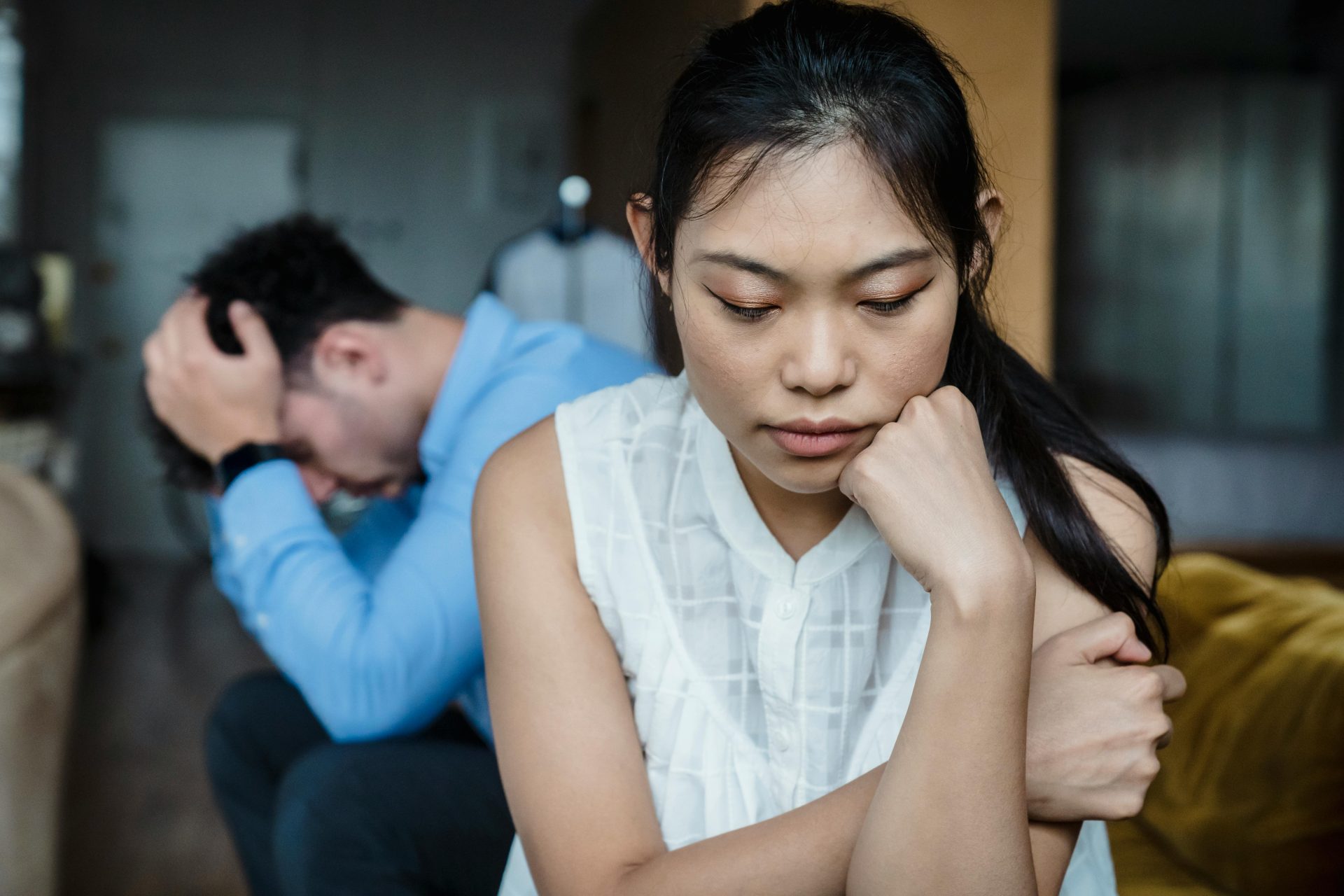 6 sinais de que você está se relacionando com uma pessoa controladora, segundo a psicologia