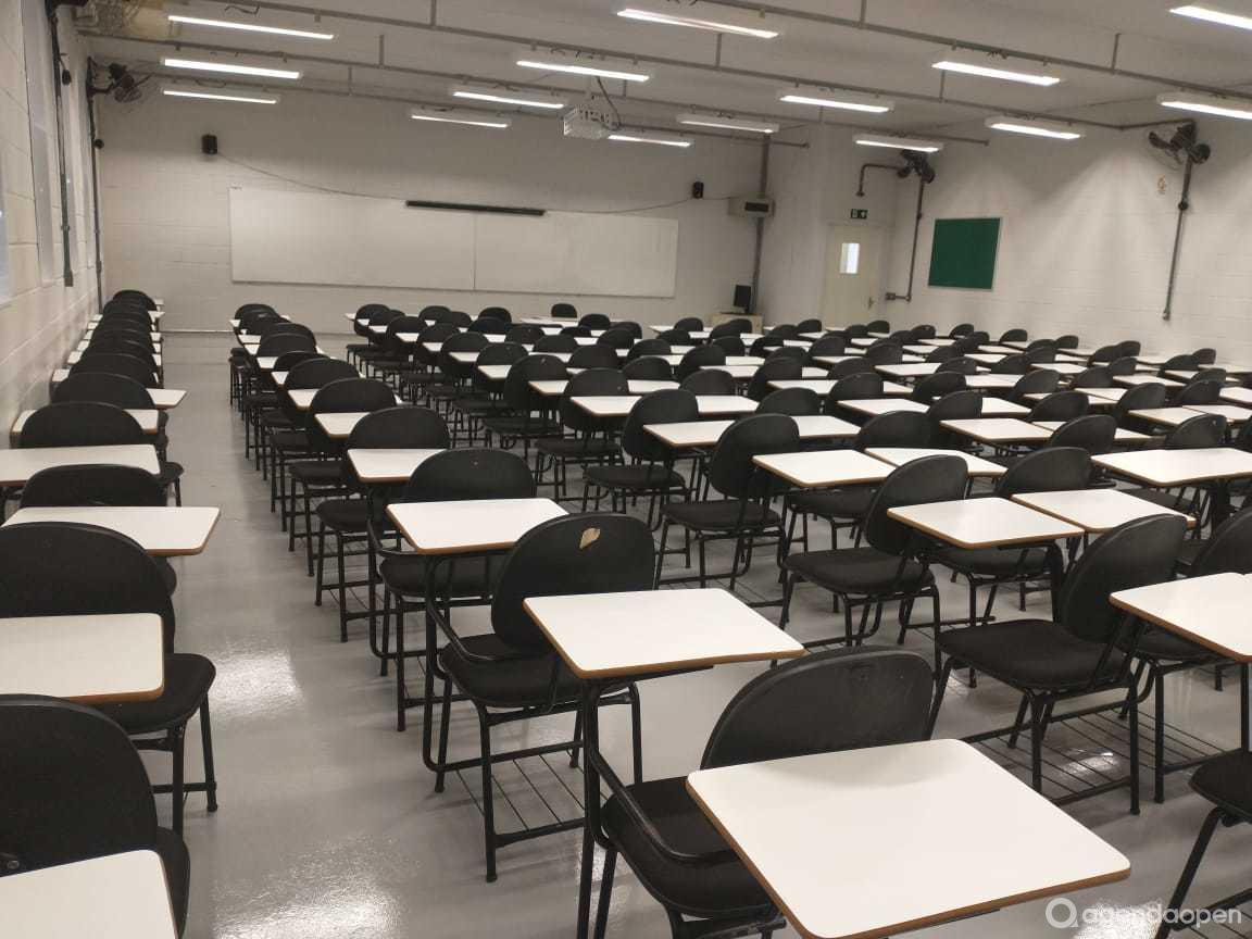 Faculdade na Grande Goiânia pagará indenização de R$ 5 mil a aluno após cobranças indevidas