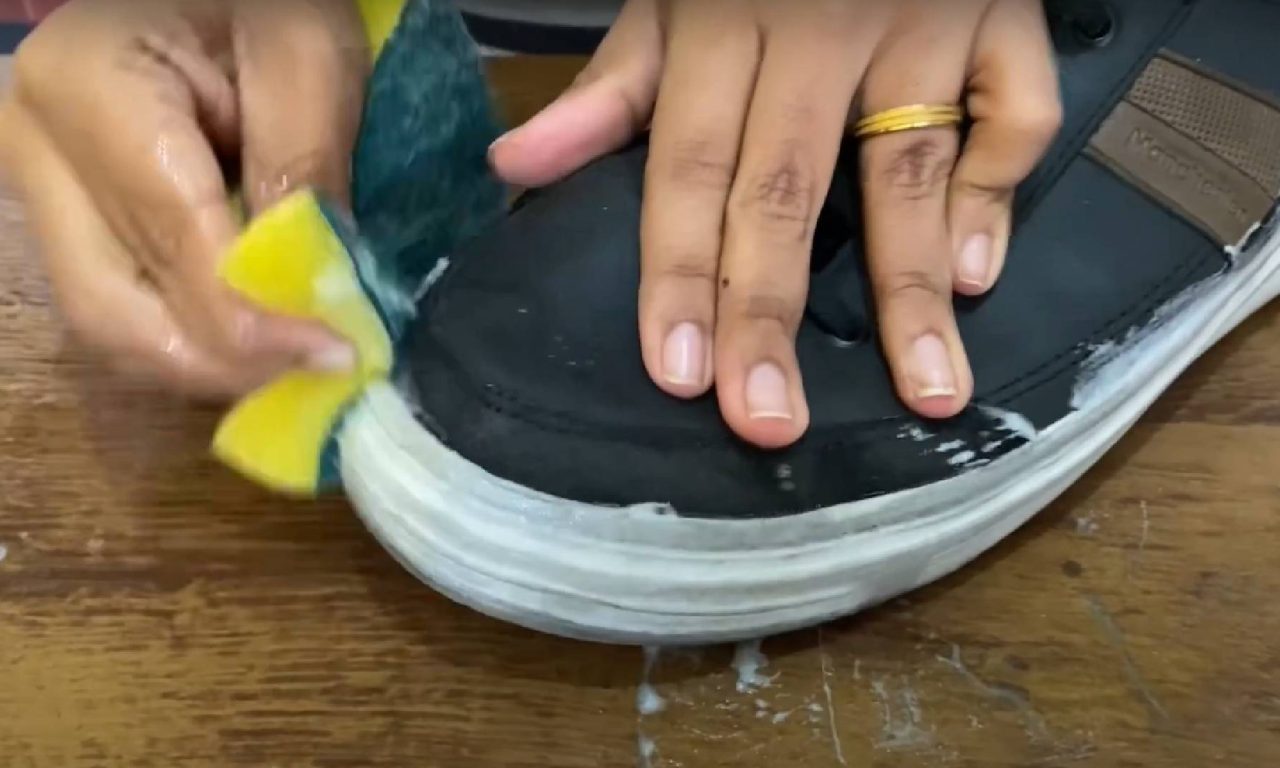 Como limpar as solas brancas do tênis com apenas 2 ingredientes (vão ficar como novas)