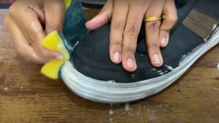 Como limpar as solas brancas do tênis com apenas 2 ingredientes (vão ficar como novas)