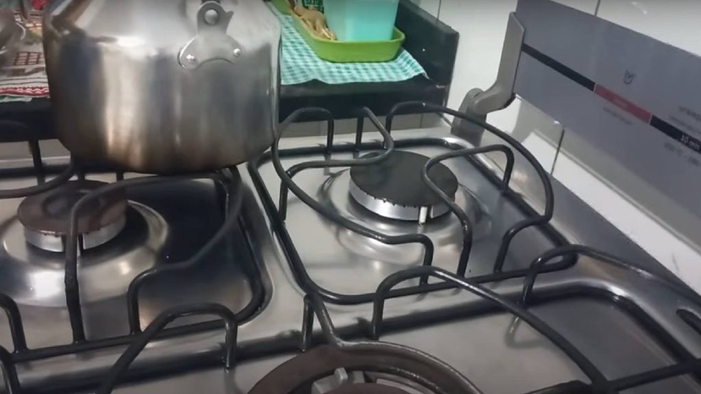 É por isso que suas panelas ficam pretas após colocá-las no fogão