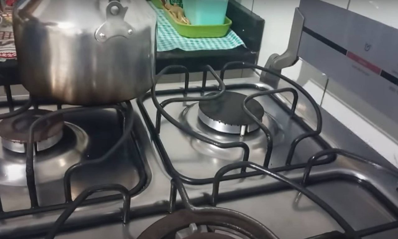É por isso que suas panelas ficam pretas após colocá-las no fogão