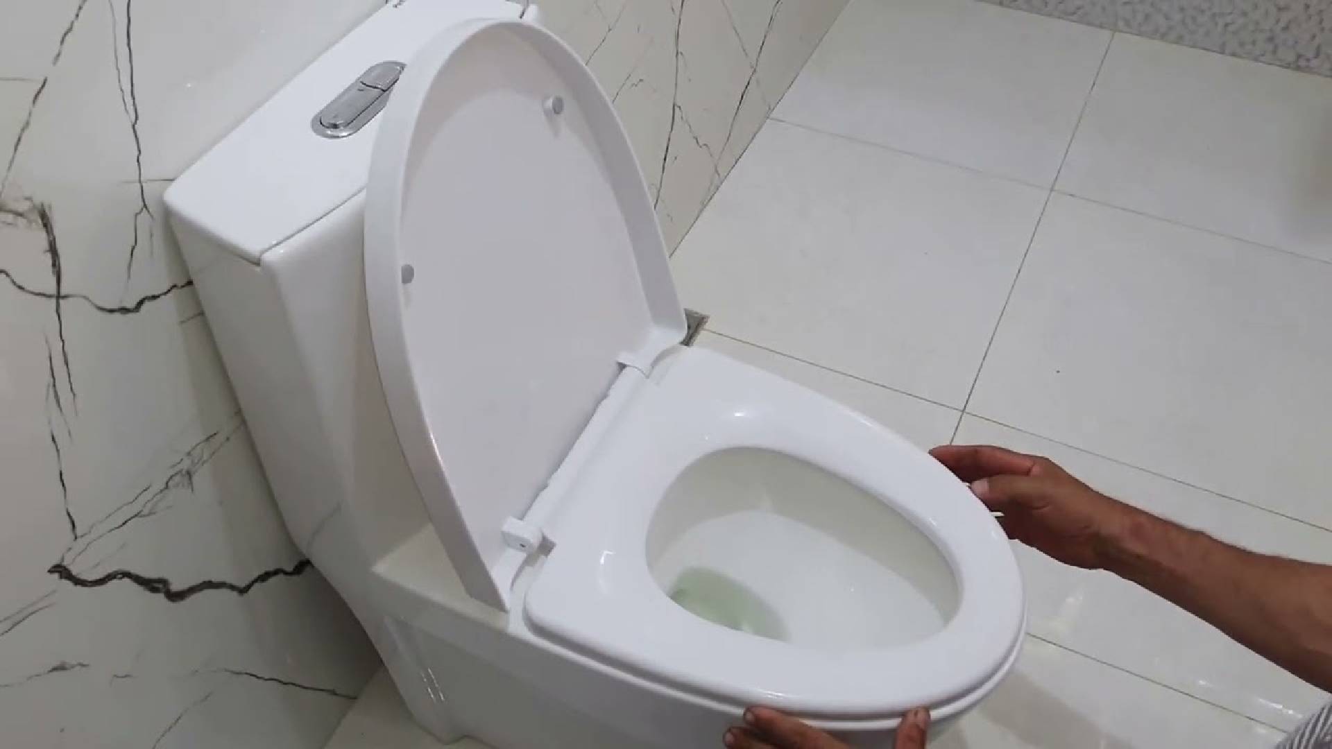 Truques eficazes para tirar o amarelado da tampa do vaso sanitário e deixar tudo branquinho