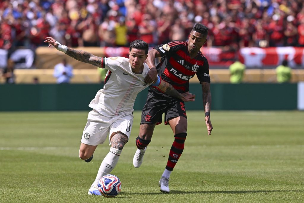 Enzo Fernandez, do Chelsea, e Bruno Henrique, do Flamengo, disputam a posse de bola.