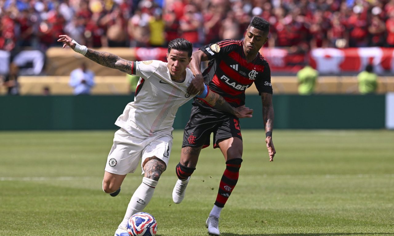 Enzo Fernandez, do Chelsea, e Bruno Henrique, do Flamengo, disputam a posse de bola.
