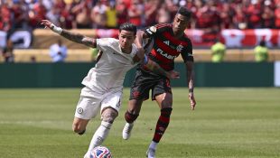 Enzo Fernandez, do Chelsea, e Bruno Henrique, do Flamengo, disputam a posse de bola.