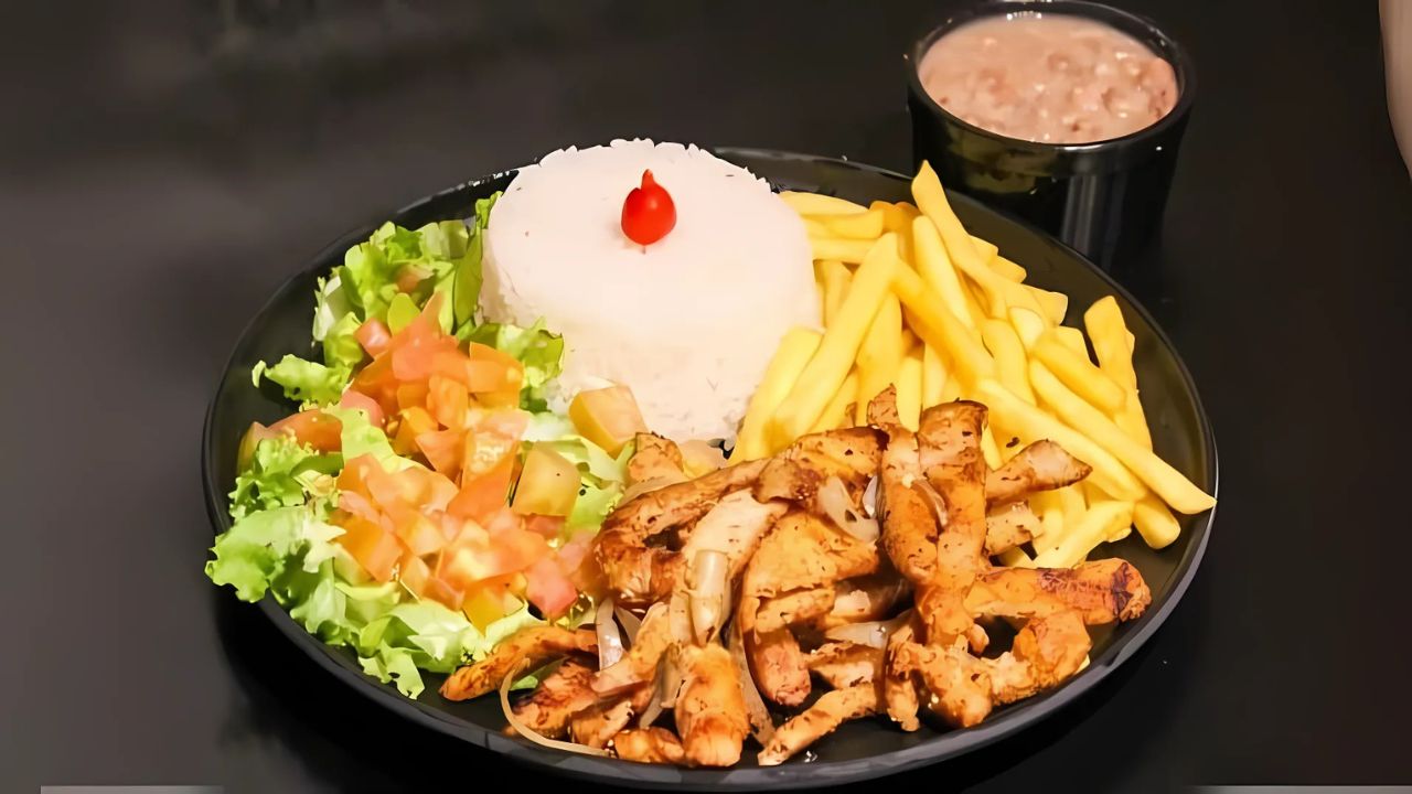 99Food e iFood possuem opções do Picadinho de Lombo Suíno. (Foto: Divulgação/Underground Burger)