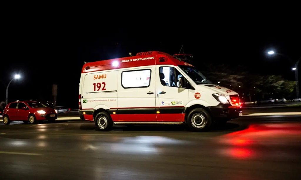 Ambulância do Samu a noite. (Foto: Breno Esaki/Agência Saúde)