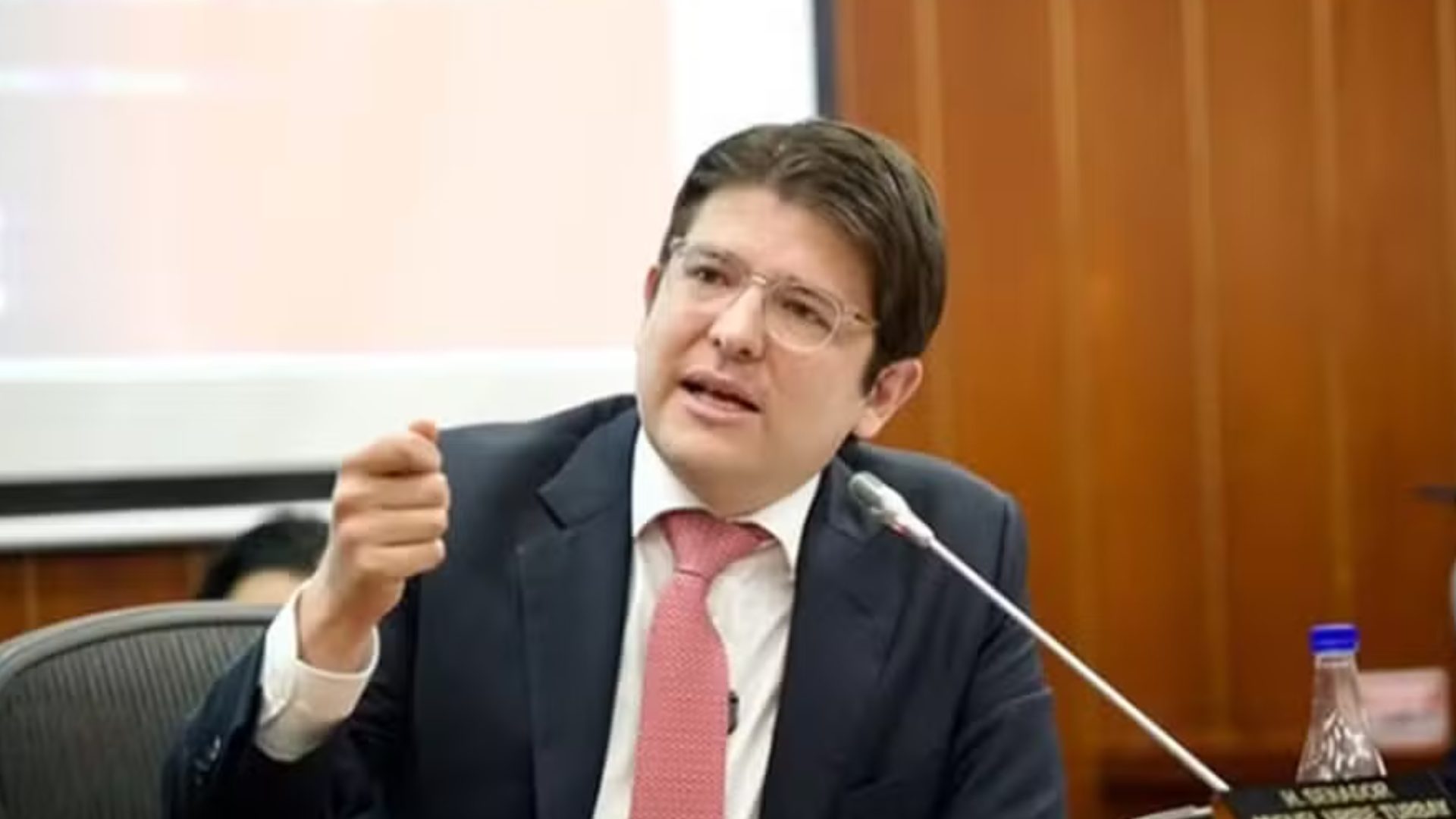 Senador alvo de ataque a tiros na Colômbia passa por cirurgias e vai para a UTI