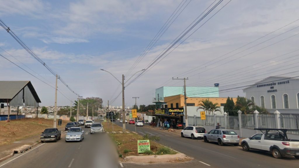 Populares imobilizaram o suspeito até a chegada da PM (Foto: Reprodução)