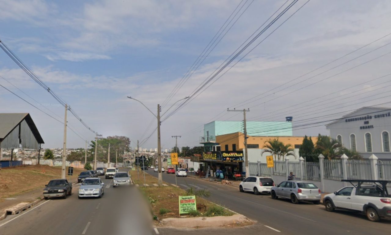Populares imobilizaram o suspeito até a chegada da PM (Foto: Reprodução)