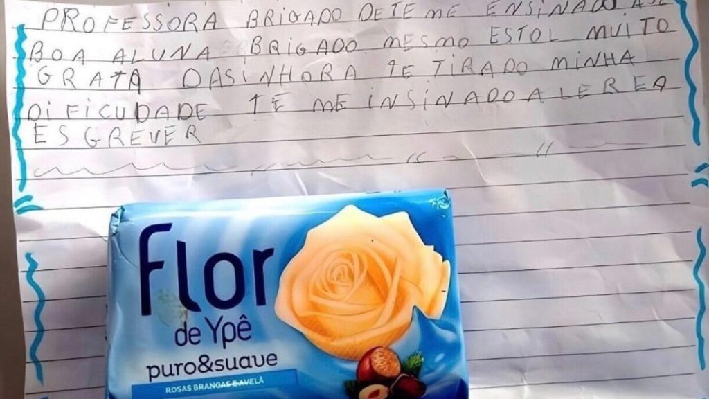O melhor presente de todos: aluna emociona professora com bilhete sincero