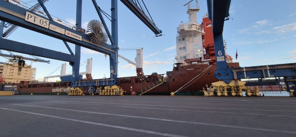 Caça foi transportado de navio. (Foto: Divulgação/FAB)