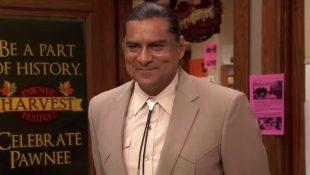 Jonathan Joss em cena de 'Parks & Recreation'.