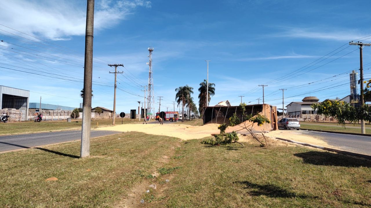 Carga da carreta interditou a via contrária. (Foto: Reprodução)