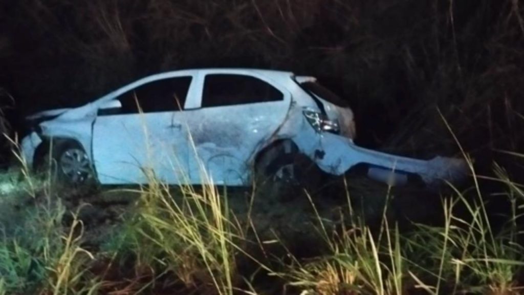 Carro foi abandonado pelo motorista no local do acidente. (Foto: Reprodução)